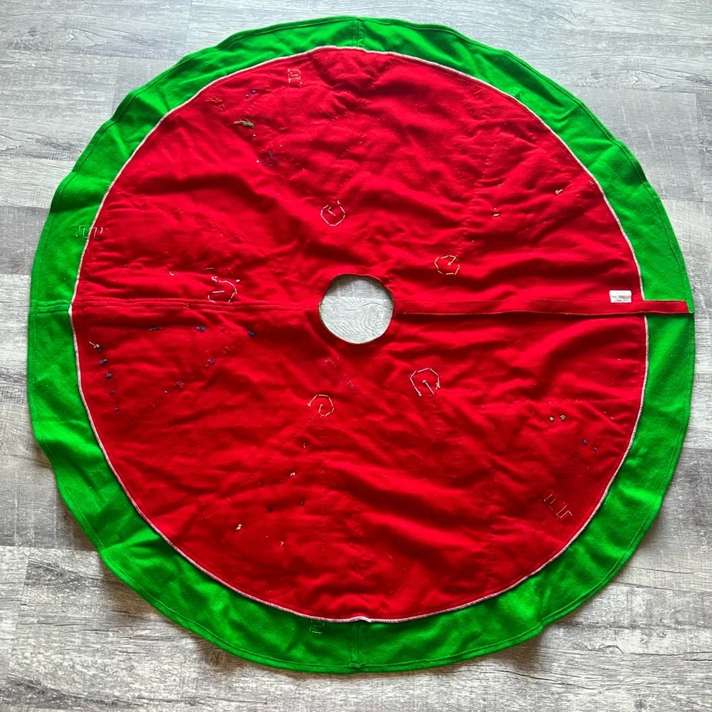 CRATE & BARREL 52 Inches Round Tie Close Red/Ivory Jolly Tree Skirt Wool Blend